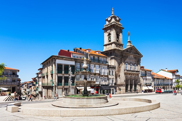 Toural Square (Largo do Toural) is een van de meest centrale en belangrijke pleinen in Guimaraes, Portugal