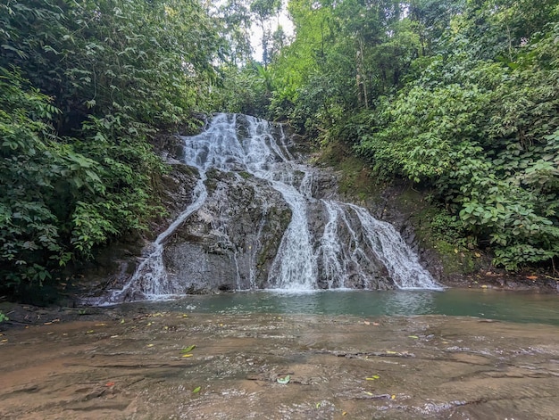 Photo touring river and waterfalls in the mountains of costa rica abrojo