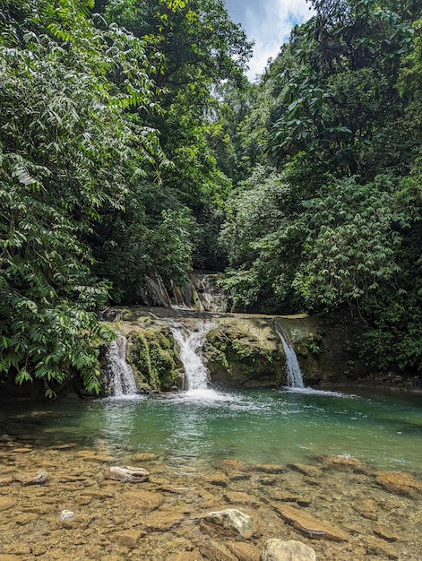 Touring rivier en watervallen in de bergen van Costa Rica Abrojo