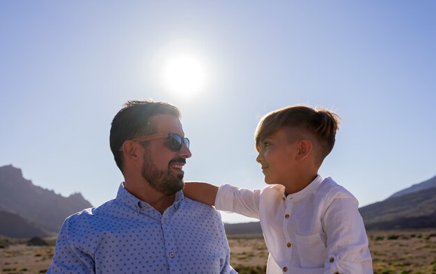 Foto famiglia del turismo a tenerife guardando il teide