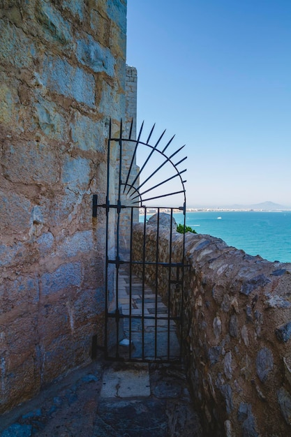 観光、真っ青な海と地中海建築のスペインの風景