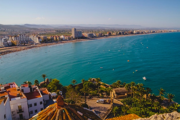 관광, 깊고 푸른 바다와 지중해 건축이 있는 스페인 풍경
