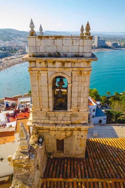 観光、真っ青な海と地中海建築のスペインの風景