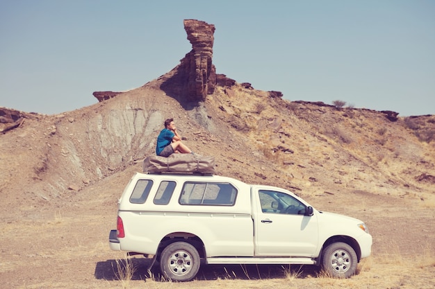 Foto turista in safari africano in namibia