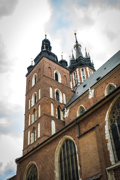 Туристические архитектурные достопримечательности на исторической площади Кракова