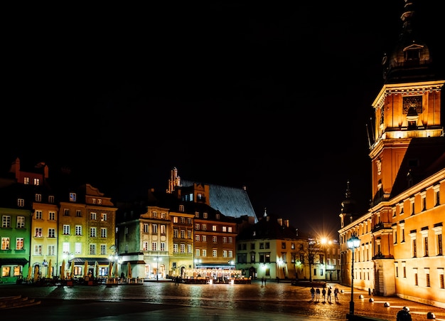 写真 夜の旧市街の観光地ワルシャワポーランド