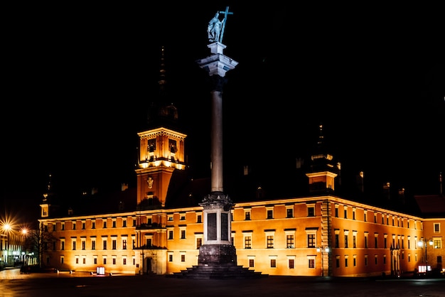 写真 夜の旧市街の観光地ワルシャワポーランド