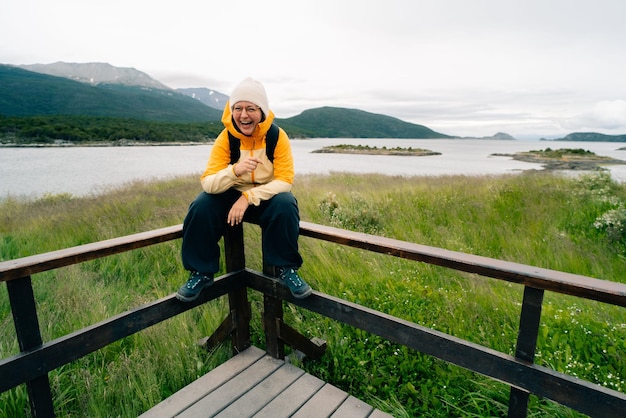 Photo tourist in bahia lapataia amidst mountains at tierra del fuego