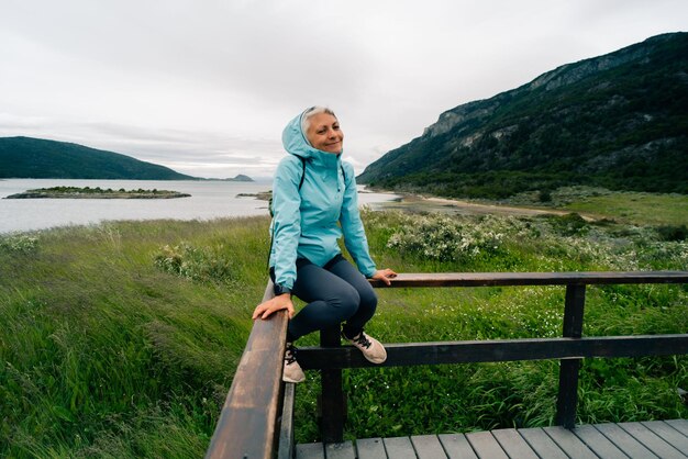 Foto turistico a bahia lapataia in mezzo alle montagne di tierra del fuego