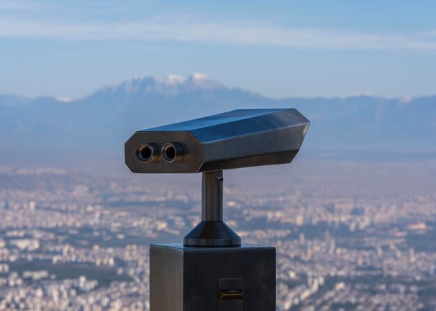 Photo tourist binoculars and cityscape background