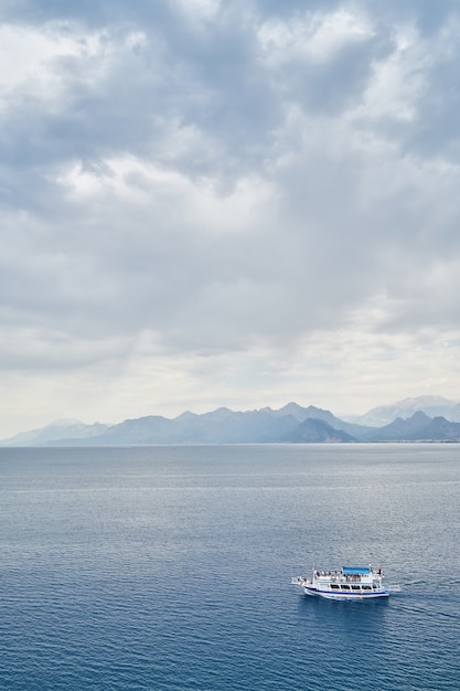 写真 観光船と美しい風景