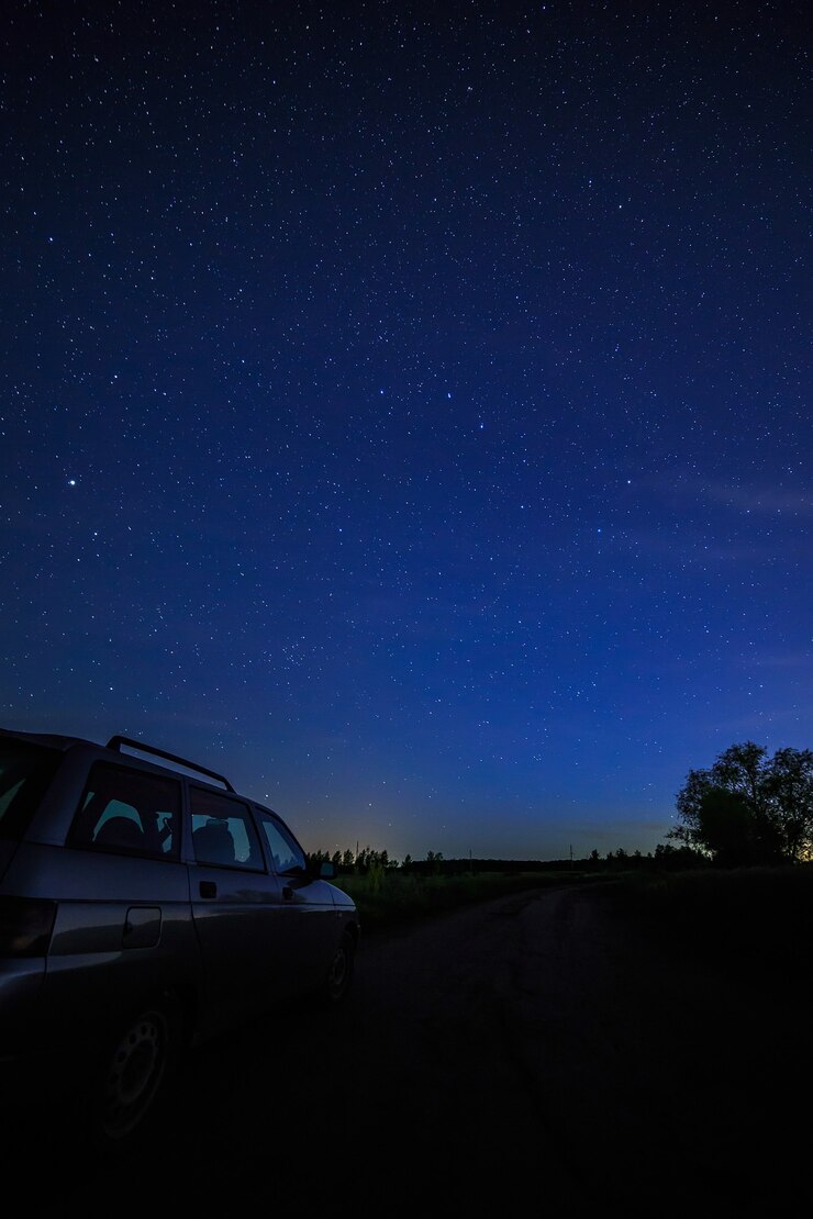 फोटो tourist car on a starry background sky and the milky way.