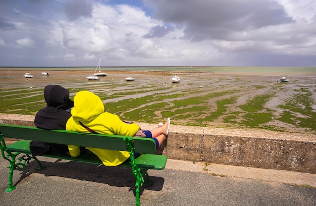 Photo tourist couple admiring the scenic view from the island of re in france