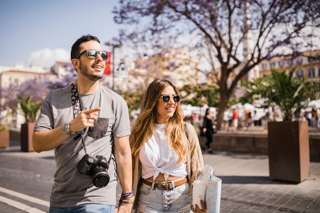 Foto la coppia turistica sta esplorando insieme la nuova città