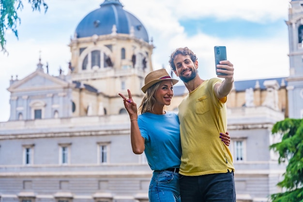 여름 휴가에 마드리드 도시를 방문하는 관광 커플 셀카를 찍는 여행자 휴가 개념