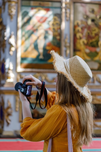 Фото Туристка фотографирует смартфон туристка делает фото в церкви