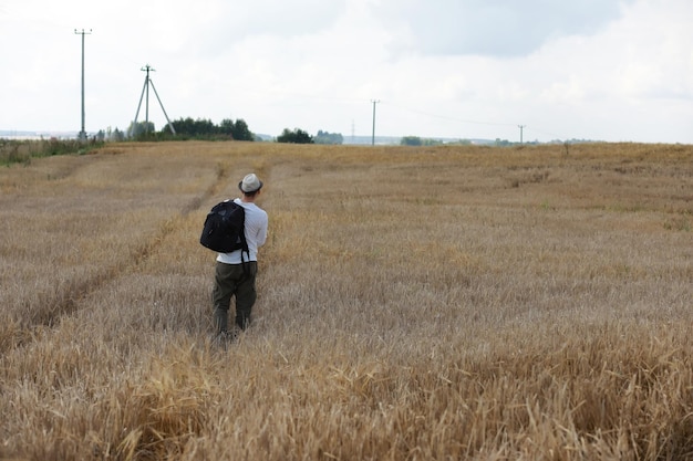 穀物畑の観光客 小麦畑の男性 穀物の収穫
