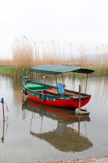 Photo tourist and fisherman boats on lake ohrid in macedonia image of a