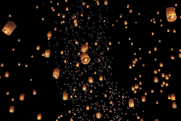 태국 치앙마이 로이 크라통 축제에서 관광객들이 떠다니는 하늘 등불.