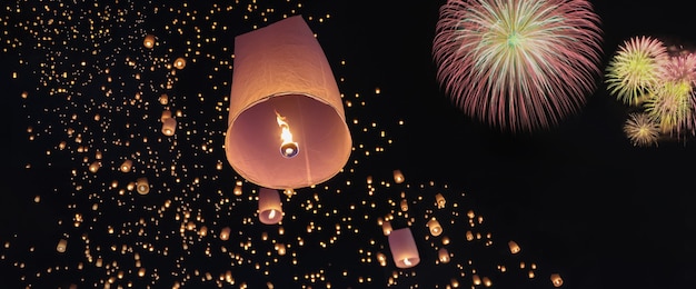 Lanterne galleggianti turistiche del cielo nel festival di loy krathong, chiang mai, tailandia.