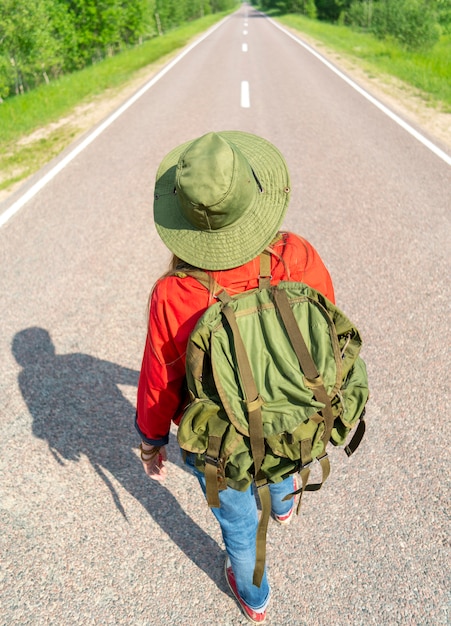 アスファルトの道路上の観光の女の子。