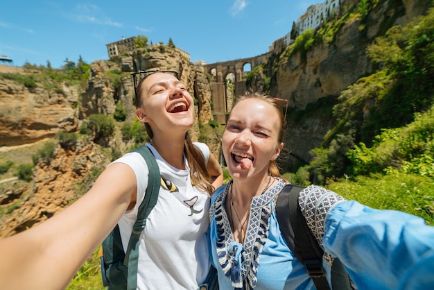 Foto ragazza turistica sullo sfondo del famoso ponte a ronda spagna