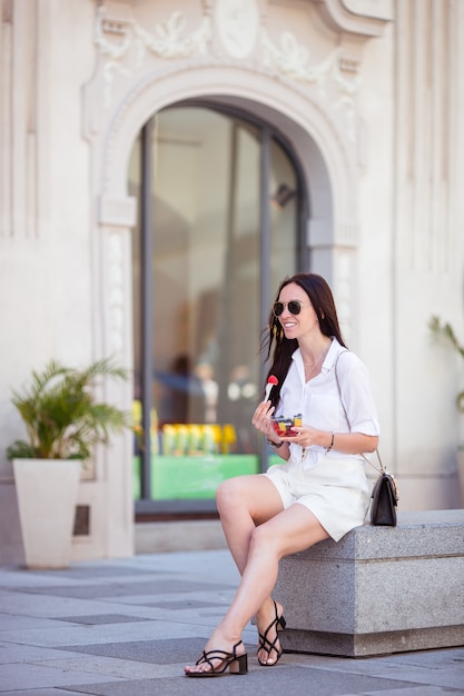 Photo tourist girl enjoying vacation in vienna and looking at the beautiful horses in the carriage