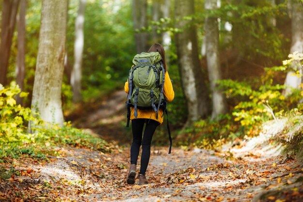 Photo tourist girl in the forest