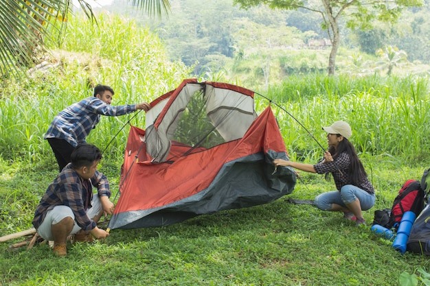 Туристы помогают друг другу готовить палатки