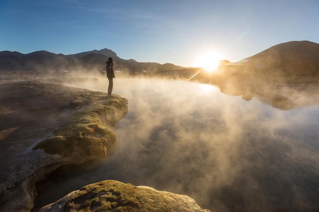 Foto turista nelle sorgenti termali del cile