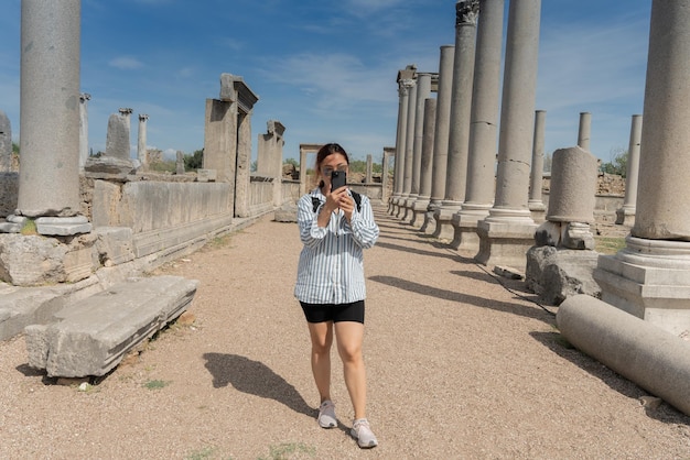 Фото Руины древнего анатолийского города перге, расположенного недалеко от города анталии в турции
