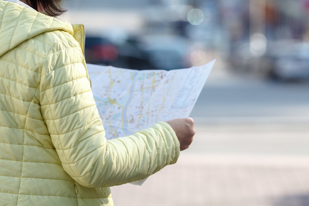 Foto turista che loking sulla mappa sulla strada, in vacanza