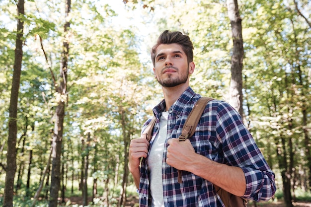 Uomo turistico nella foresta.