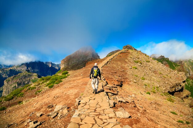 마데이라의 Pico do Arieiro에서 하이킹하는 관광 남자