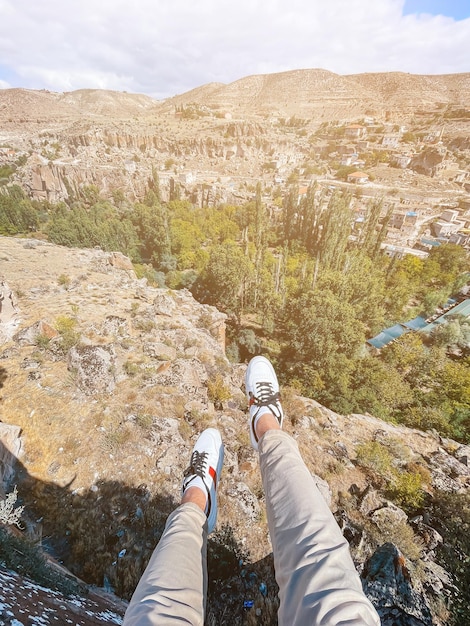 Photo tourist man outdoor on edge of cliff