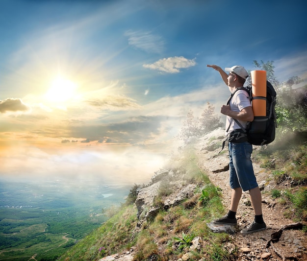 太陽を見ている山の観光客