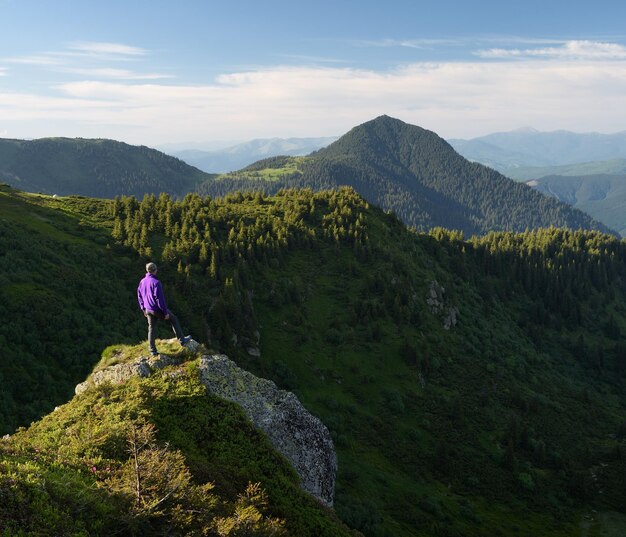 Foto turista in montagna