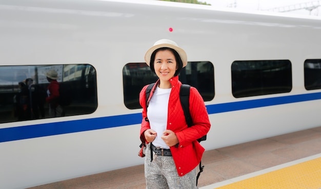 중국 고속 열차로 여행하는 관광객 승객은 고속 철도로 인해 빠르고 쉬운 일입니다.