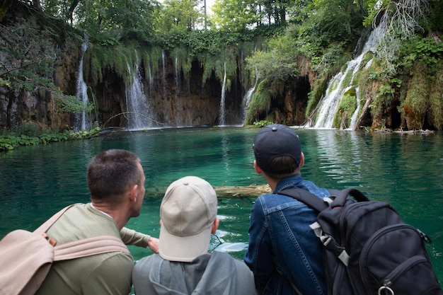 Photo tourist people mountain river waterfall turquoise ecology