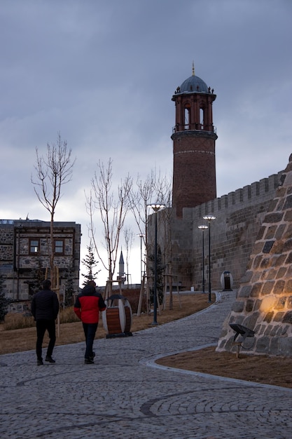역사적인 장소를 방문하는 관광객들. 에르주룸 성, 시계탑