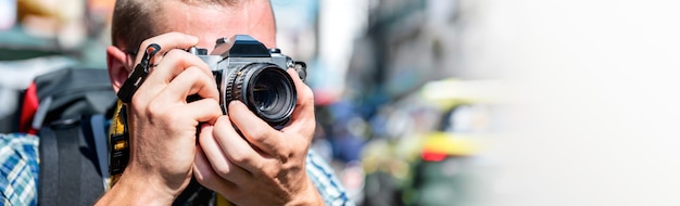 Fotografo turistico che prende foto in strada khao san bangkok, tailandia