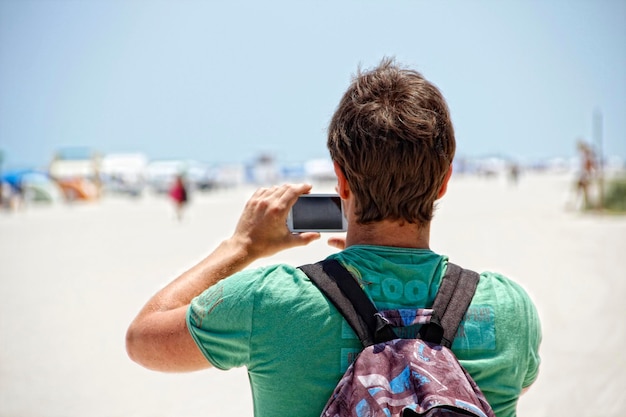 Un turista fotografa la bellissima spiaggia di miami beach