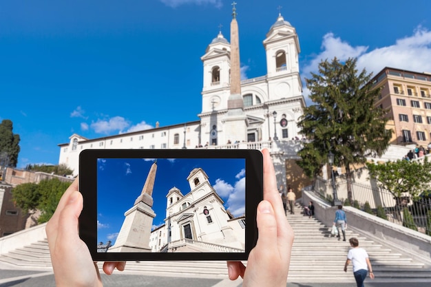 Photo tourist photographs church and spanish steps