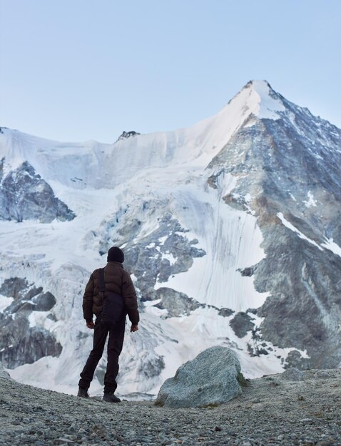 Турист указывает на одну из самых красивых гор в швейцарских Альпах Обер-Габельхорн.