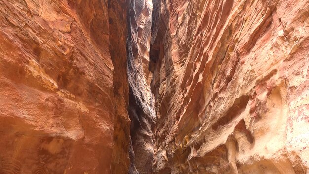 협곡을 통해 Petra Nabataean 바위 사원 요르단으로 가는 관광 루트