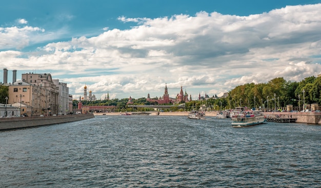 Туристическое судно пришвартовано к причалу на Москве-реке. Красивый солнечный пейзаж с навигацией по Москве-реке. Москва, Россия.