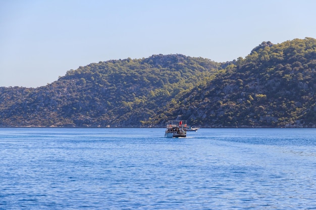 写真 トルコ アンタリアのケコバ島の近くで観光船が地中海を航海 トルコのリビエラ