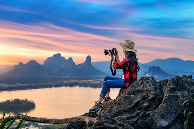 写真 観光客は日没ロッブリータイでプーサブレックの視点で写真を撮る