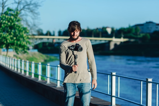 The tourist takes a video on the city.