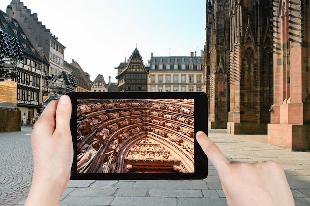 ストラスブールの大聖堂の写真を撮る観光客